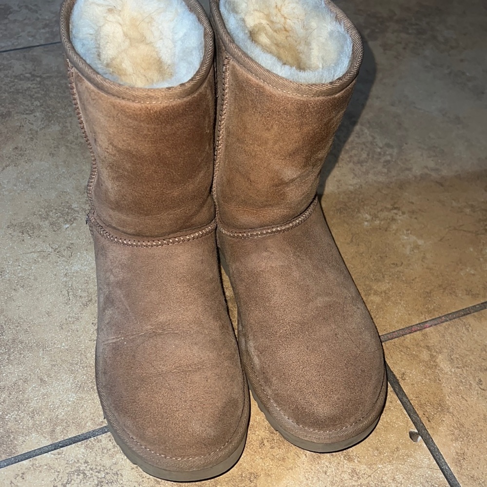 Tan Uggs good condition size 7 in womens